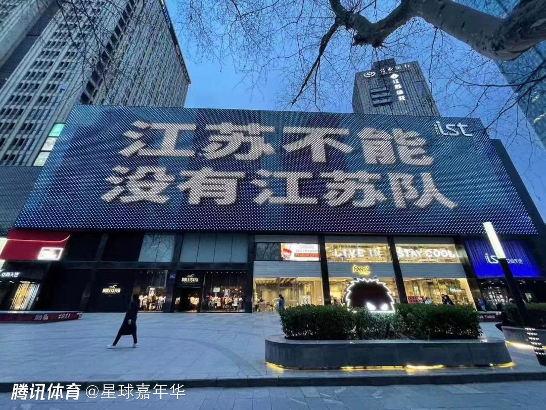 丰富的取景地点，极大延展了这部作品的想象力在英国伦敦唐人街的市集里，非洲的丛林、草原、大瀑布、居民区之中、在迪拜的商场、街道以及沿海，一场场你追我赶、生死博弈的好戏将接踵而至，连续轰炸观众的多重感官，带来强烈的视听震撼